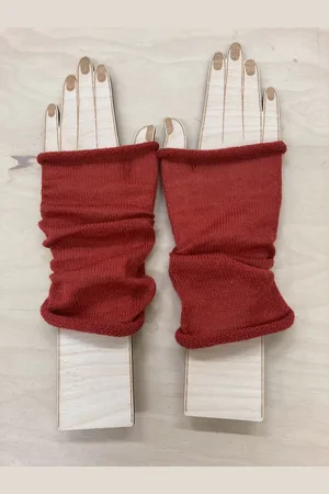 Ultimo 100% Fine Wool Wrist Warmers In Red - - 9cm X 20cm