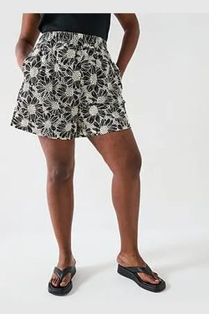 Very Embroidered Short